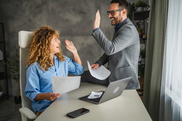 High-five collegas