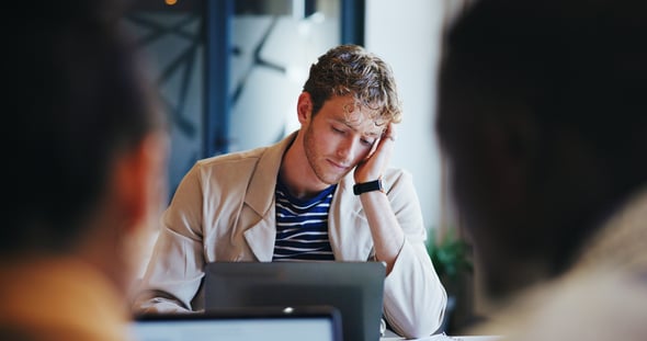 Man achter laptop (stress)