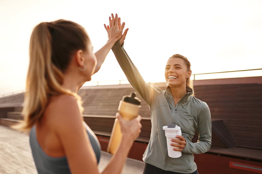 Sportende vrouwen high-five