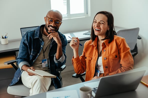 Twee vrolijke collegas